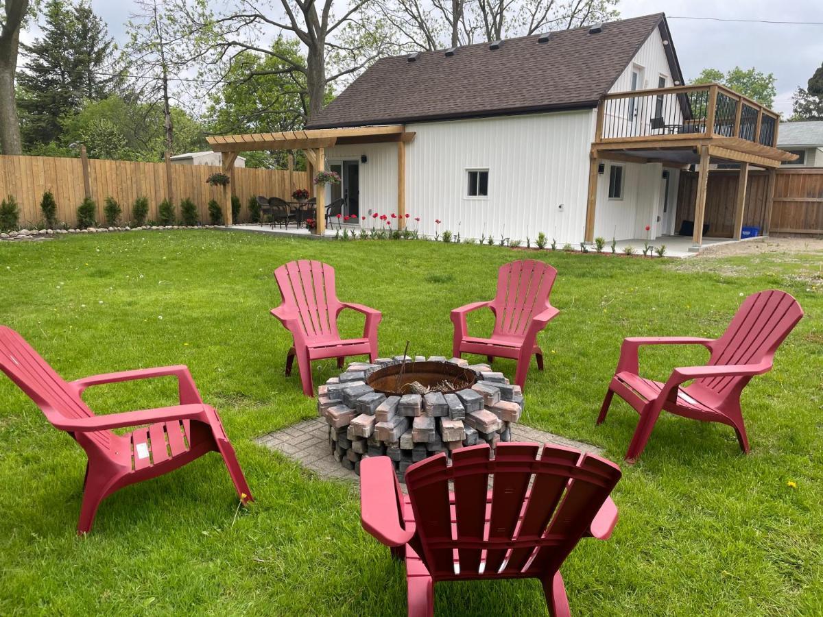 Cozy Cottage Style House Кичънър Екстериор снимка