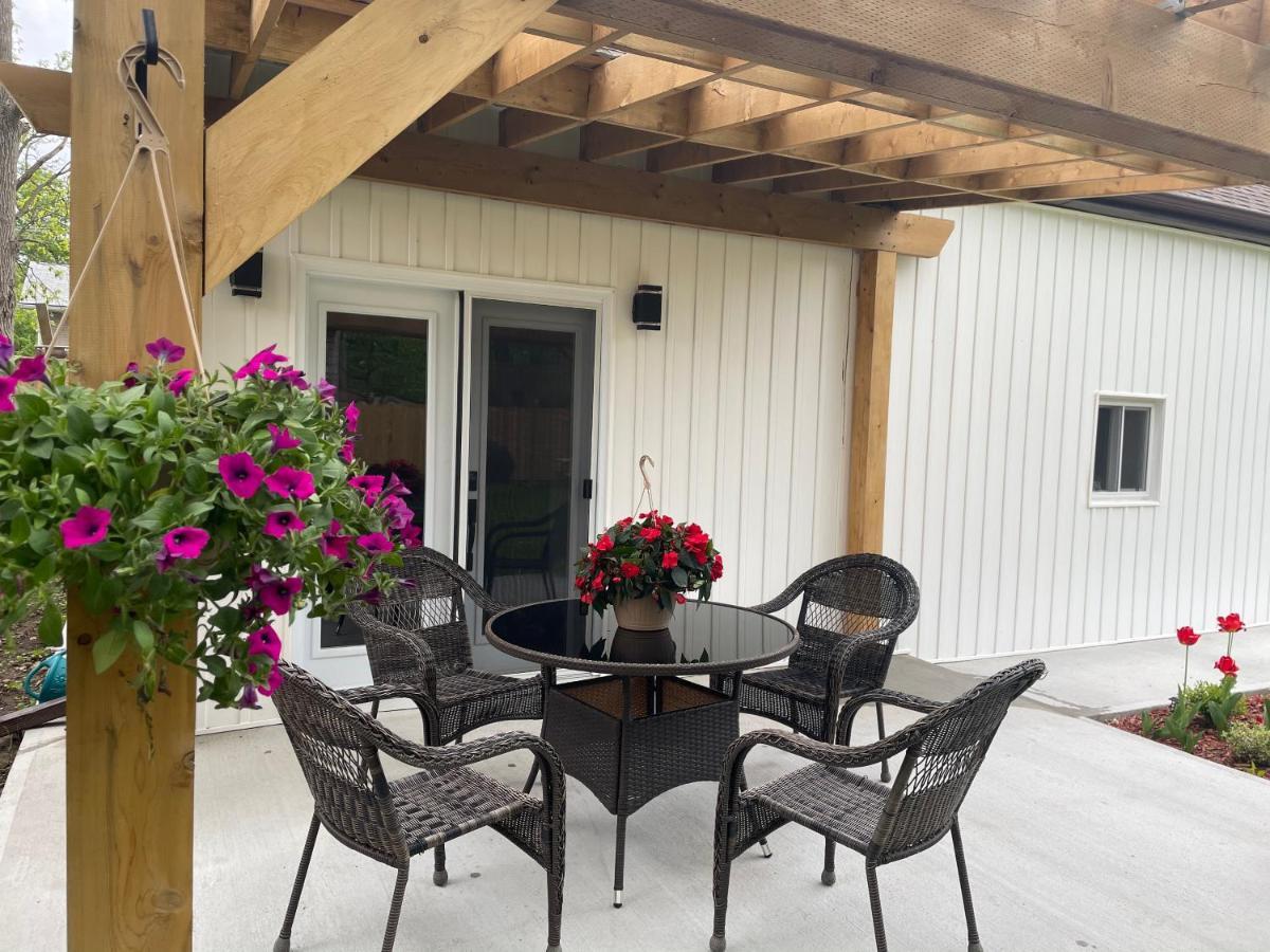 Cozy Cottage Style House Кичънър Екстериор снимка