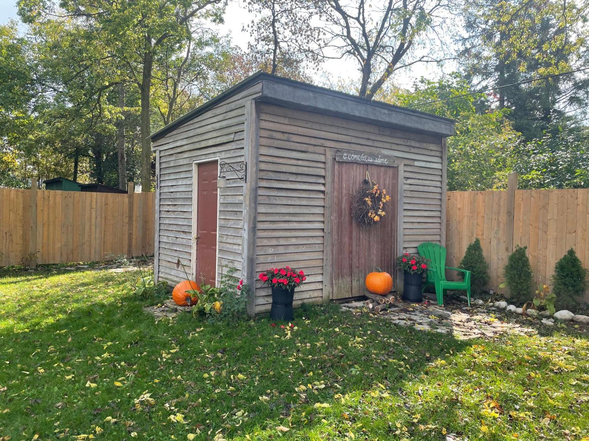 Cozy Cottage Style House Кичънър Екстериор снимка